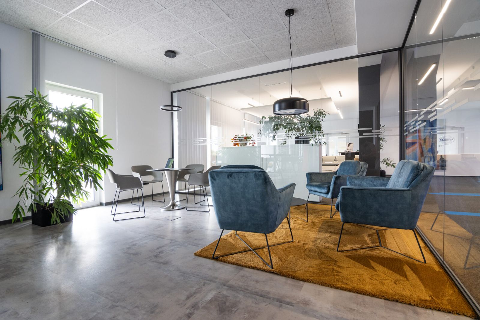 Lounge mit Sesseln und Besprechungstisch